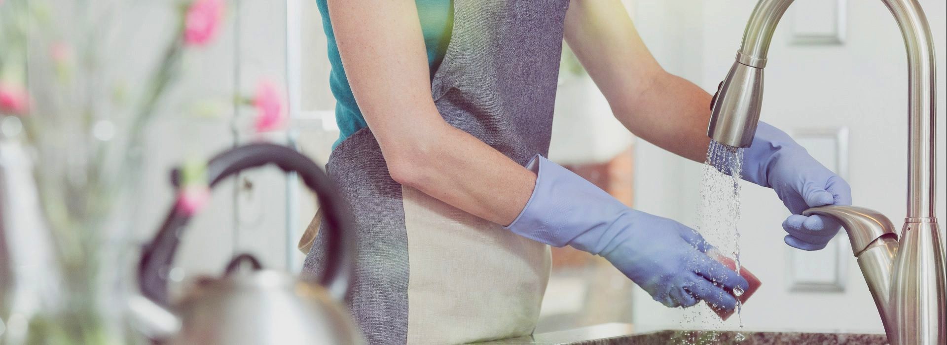 Gründliche Reinigung mit Handschuhen am Spülbecken